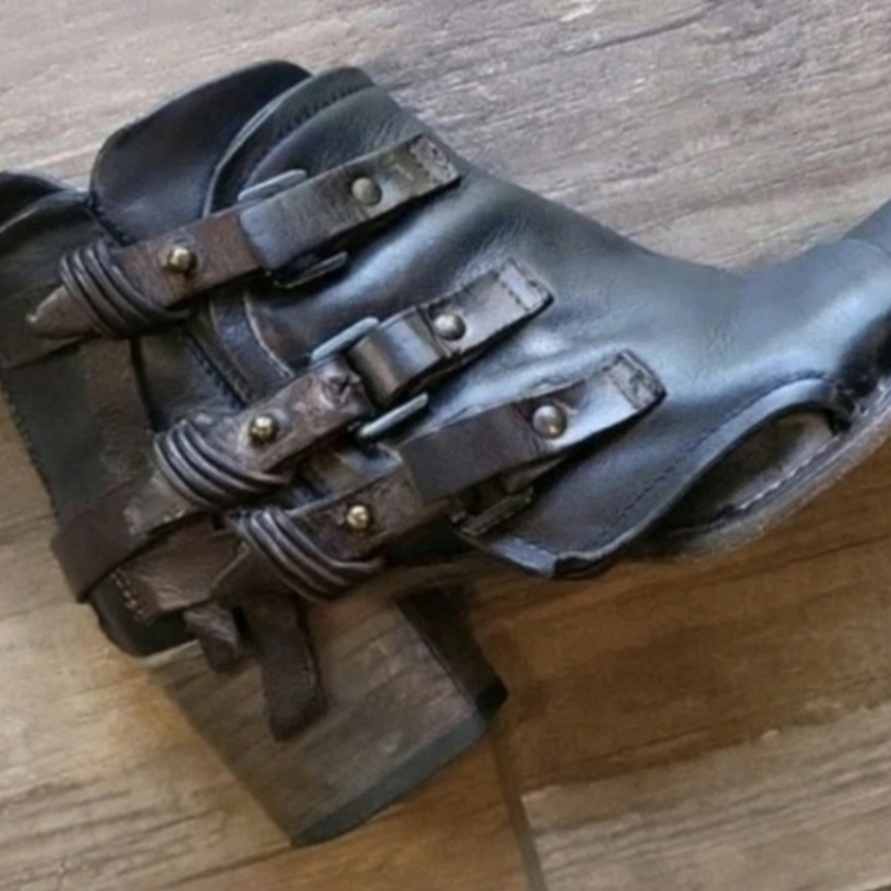 Freebird Circe Buckle Detail Leather Heeled Booties in Black/Brown, Size 7 - Picture 7 of 14